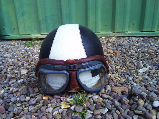 Everoak Triumph vintage helmet and goggles