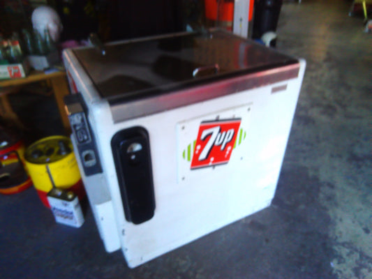 1950s vintage 7-Up soda cooling vending machine