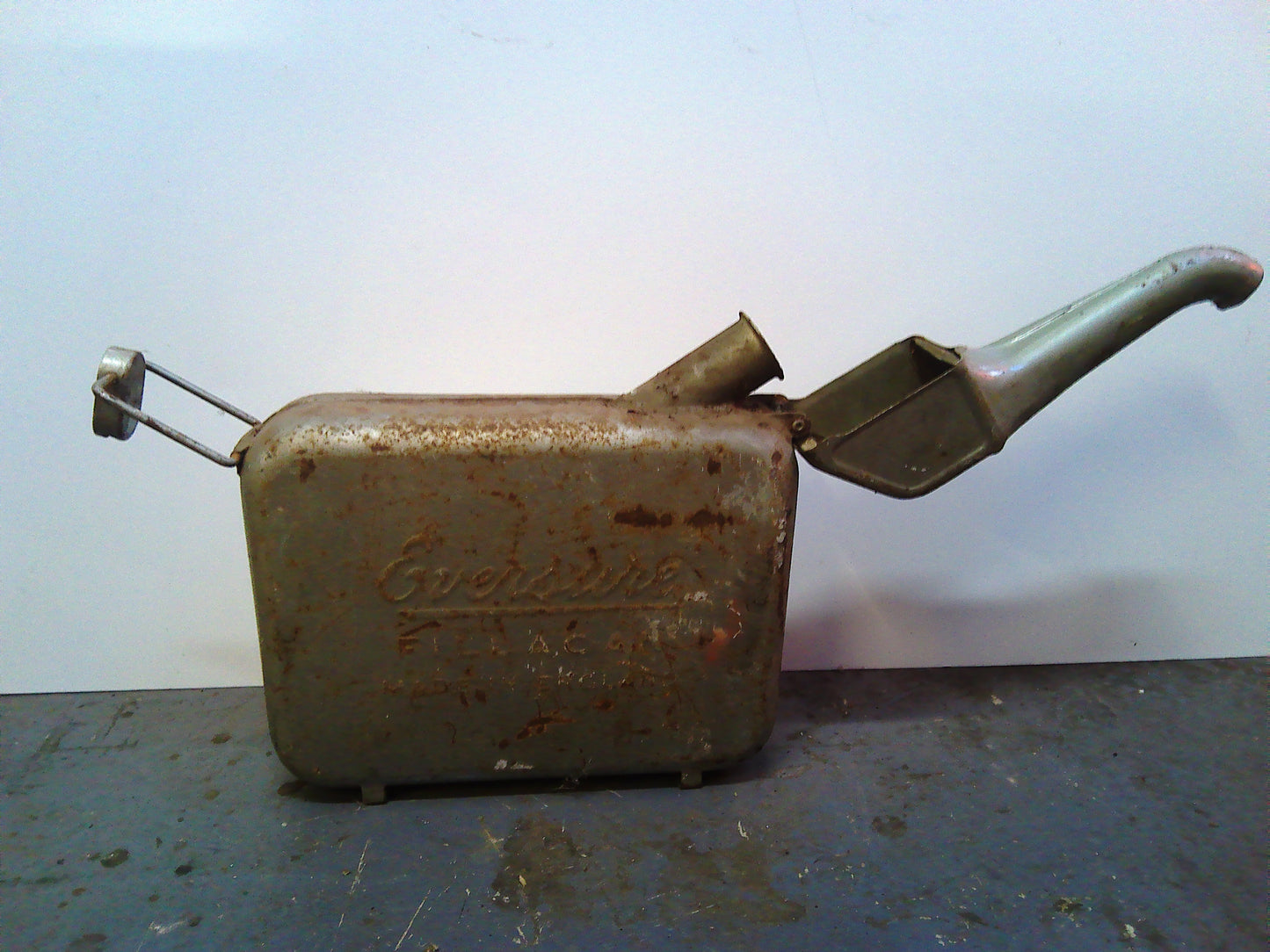 Vintage Eversure metal oil can with spout