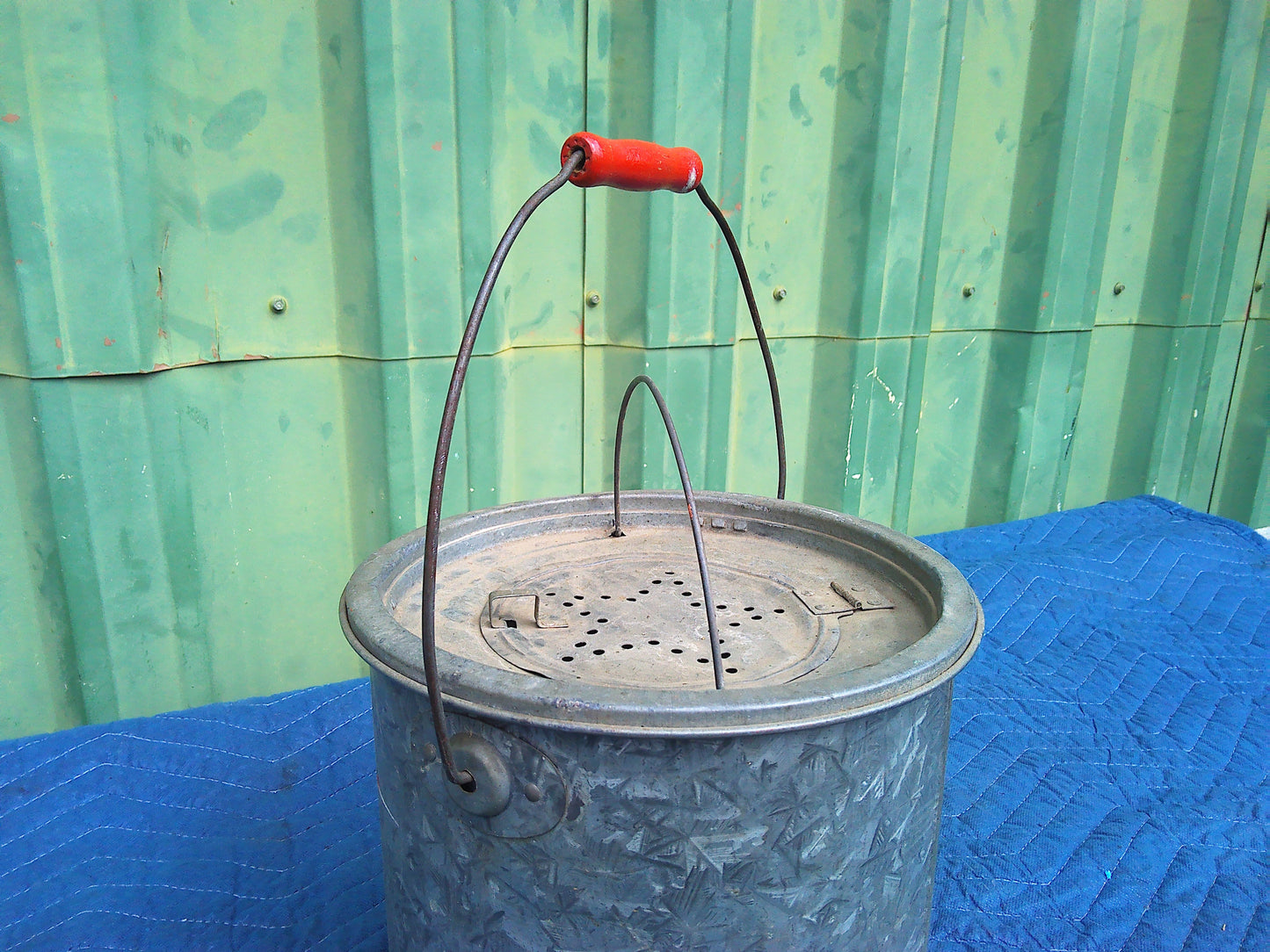 Vintage Frabill Min-O-Life minnow bucket