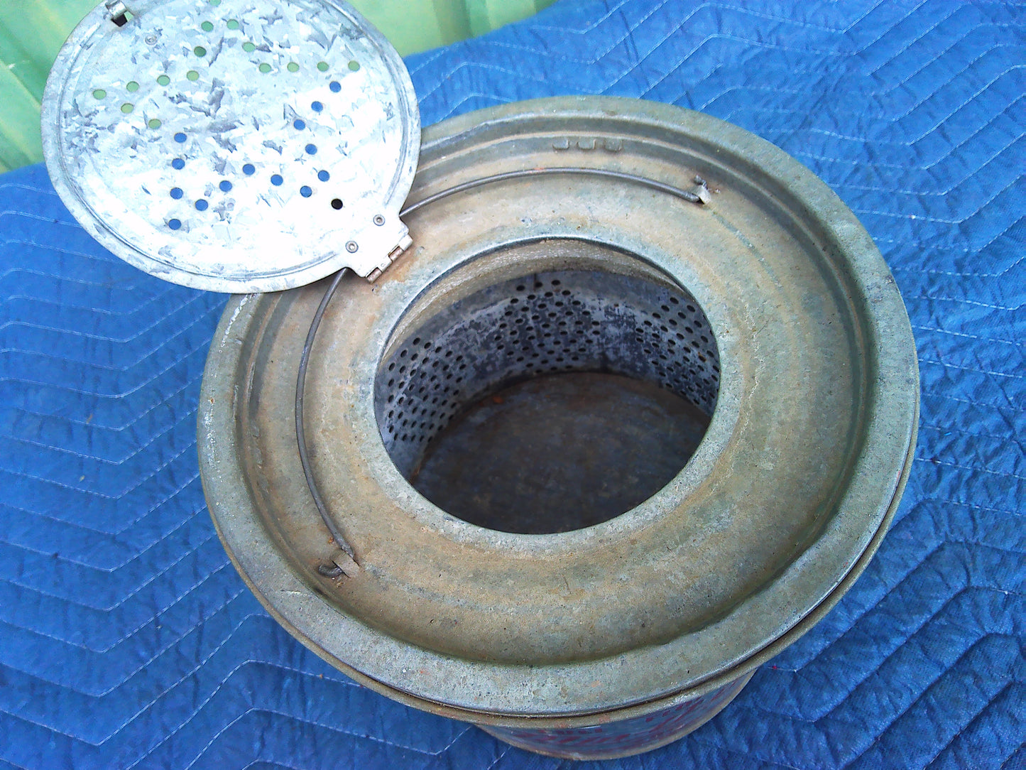 Vintage Frabill Min-O-Life minnow bucket