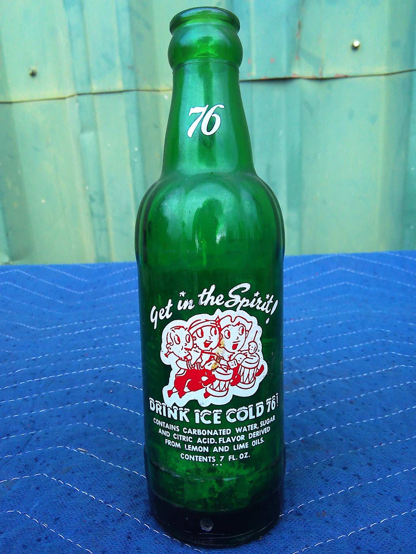 Set of 24 vintage glass 7-Up bottles in wooden crate