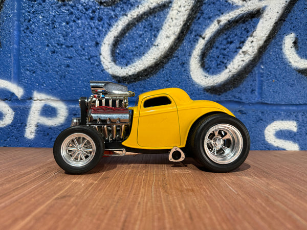 1933 FORD COUPE YELLOW 1/18 DIECAST MUSCE MASHINES MODEL.