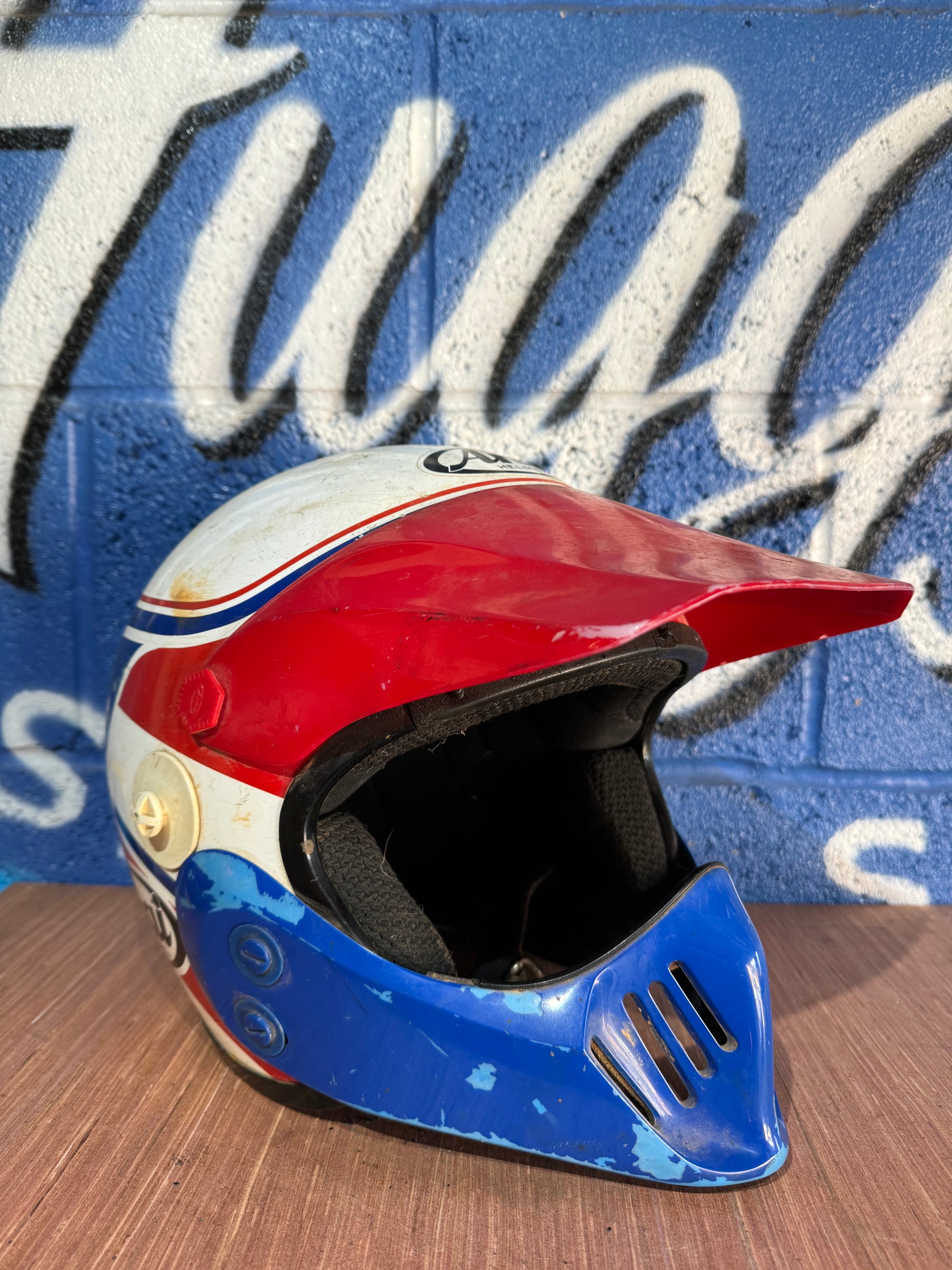 VINTAGE LARGE ARAI RED WHITE AND BLUE MOTOCROSS HELMET – Huggys