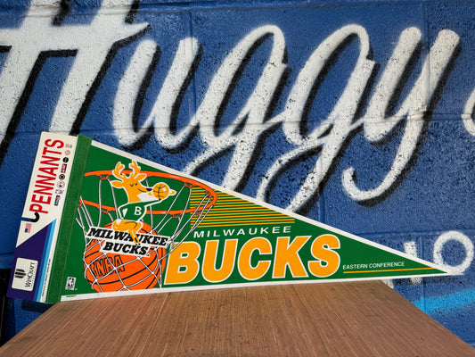 VINTAGE NBA MILWAUKEE BUCKS FELT PENNANT