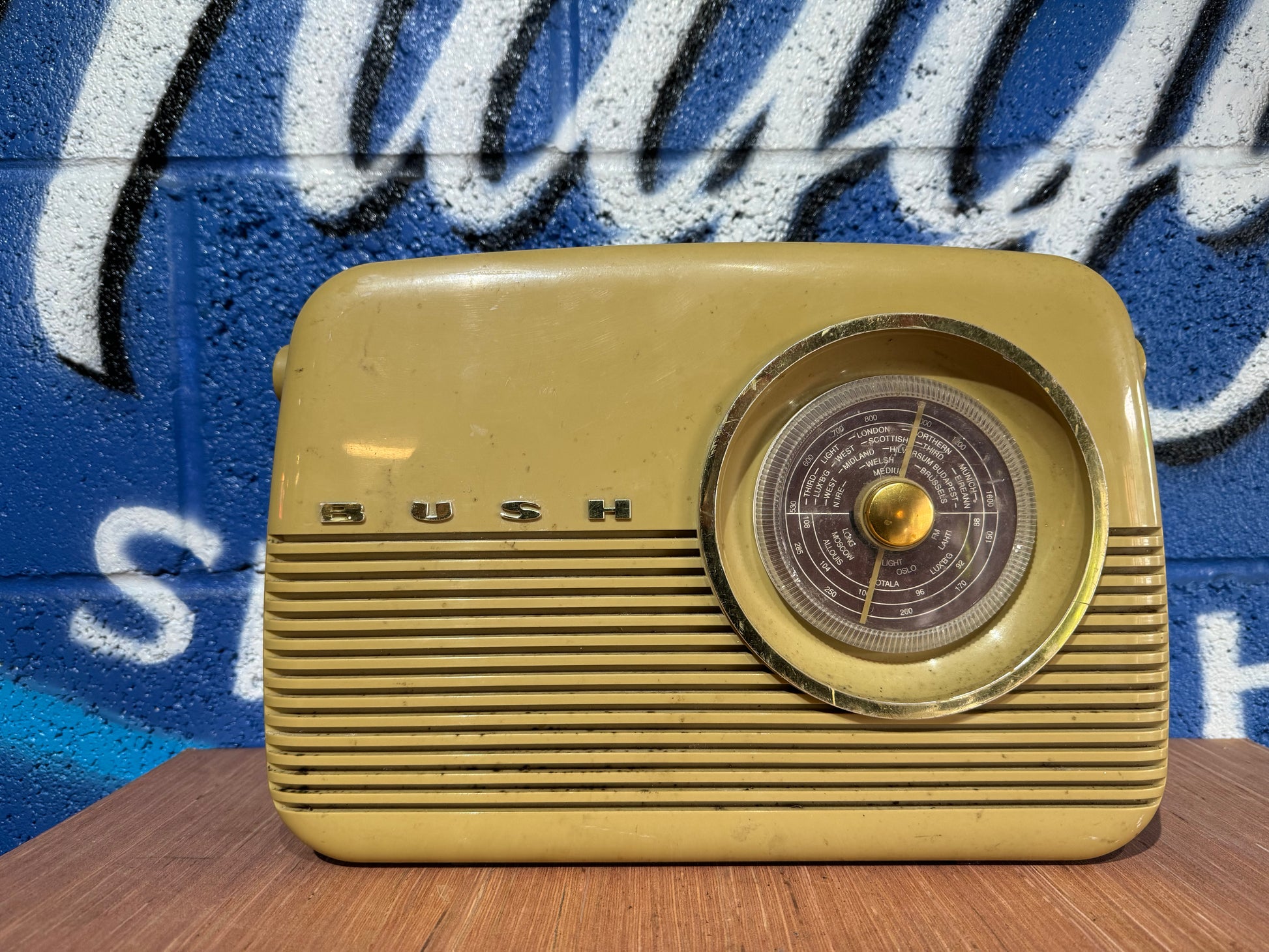 VINTAGE 1960'S BUSH TR82 CREAM LEATHER NON WORKING PORTABLE RADIO VINTAGE 1960'S BUSH TR82 CREAM LEATHER NON WORKING PORTABLE RADIO