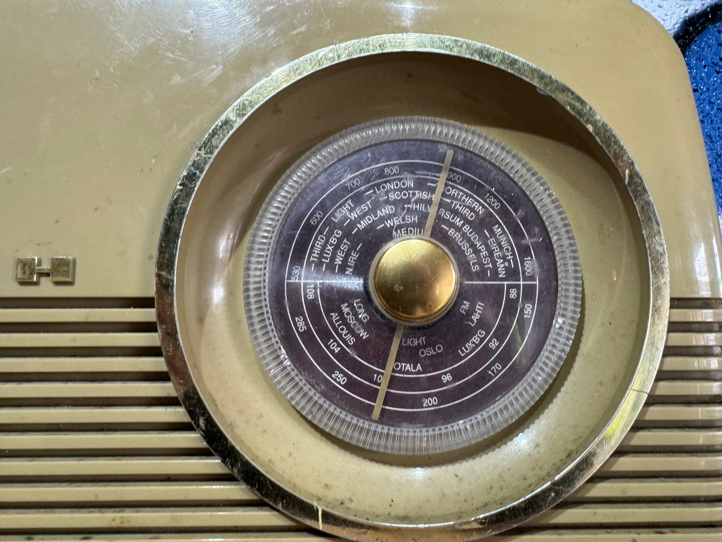VINTAGE 1960'S BUSH TR82 CREAM LEATHER NON WORKING PORTABLE RADIO