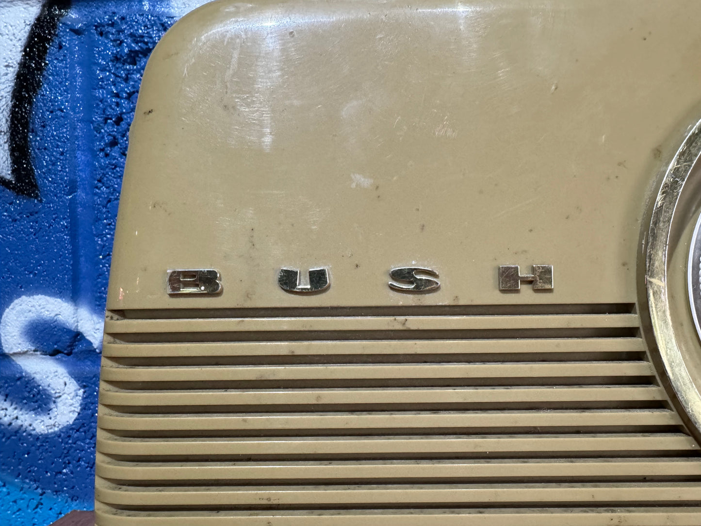 VINTAGE 1960'S BUSH TR82 CREAM LEATHER NON WORKING PORTABLE RADIO