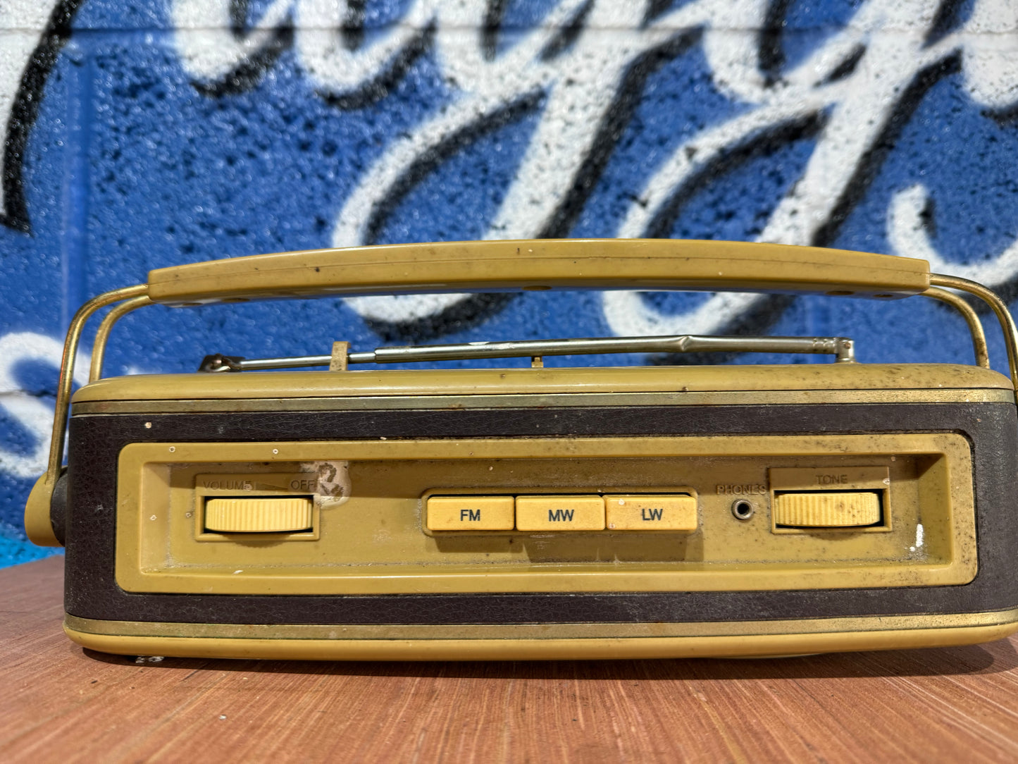 VINTAGE 1960'S BUSH TR82 CREAM LEATHER NON WORKING PORTABLE RADIO
