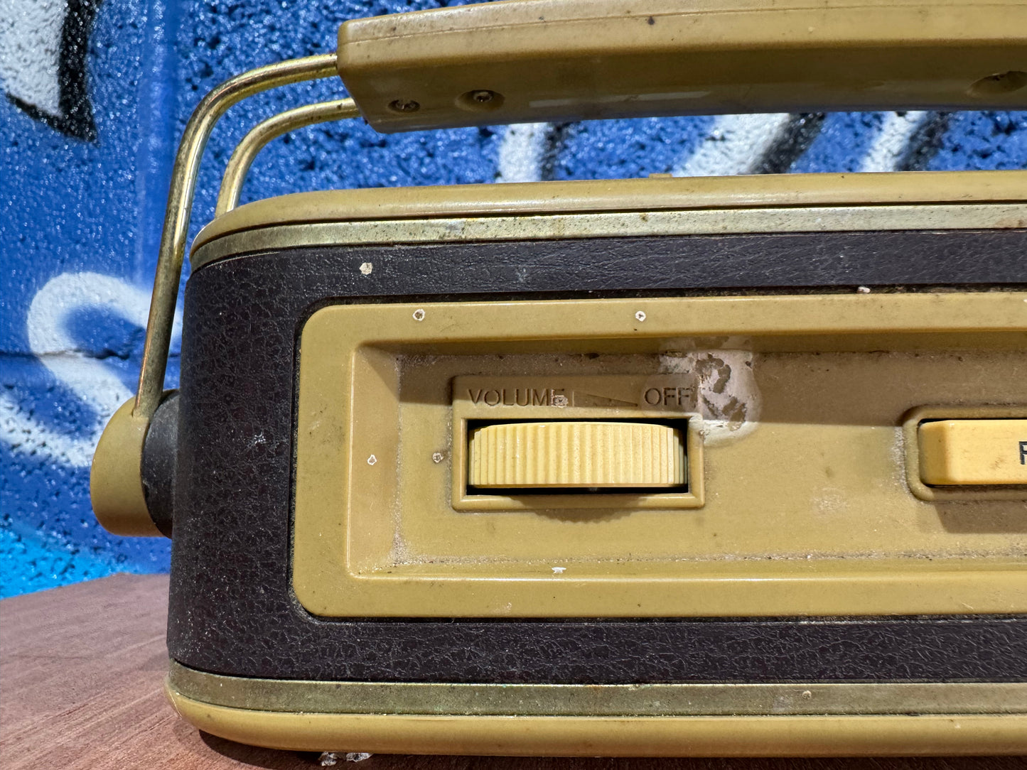 VINTAGE 1960'S BUSH TR82 CREAM LEATHER NON WORKING PORTABLE RADIO