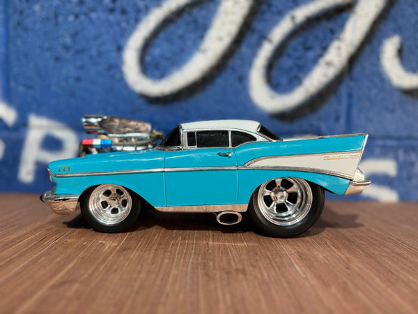 1957 CHEVY BEL AIR 1/18 DIECAST MUSCLE MASHINES