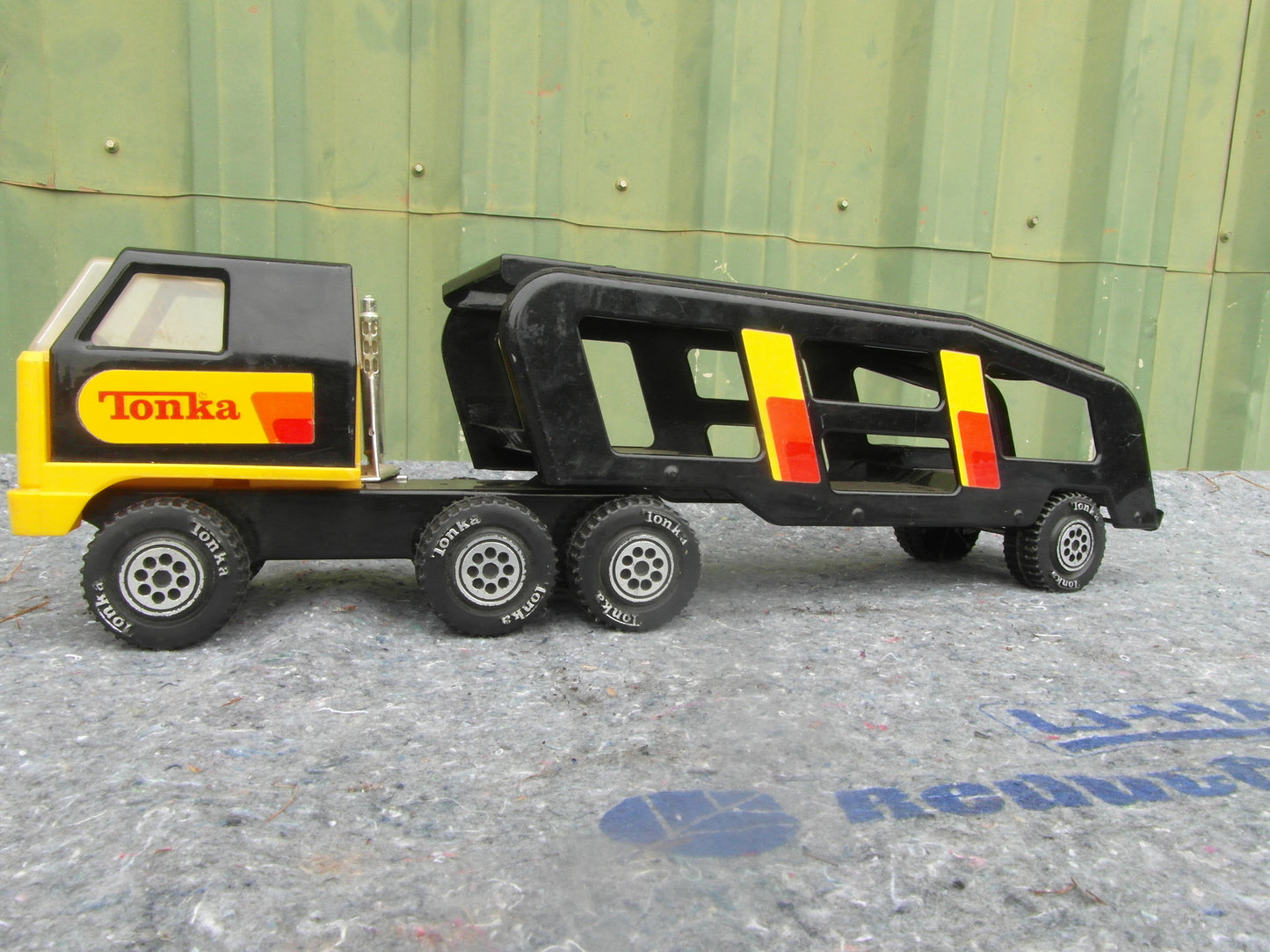 1970s Tonka Car transporter - Black and yellow pressed steel toy truck
